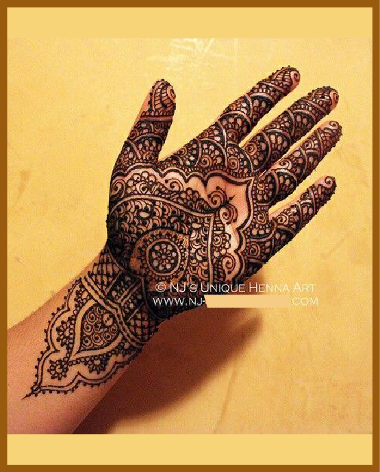 Elegant Curves In Stylish Front Hand Mehndi Design